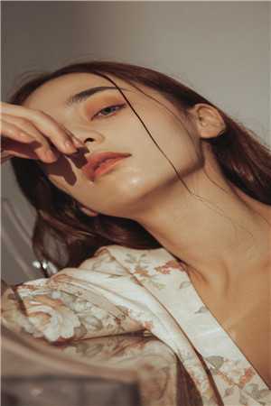 活成前任白月光后，她桃花朵朵开