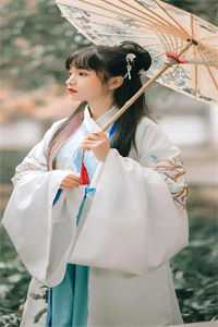 何须梨花赴寒春