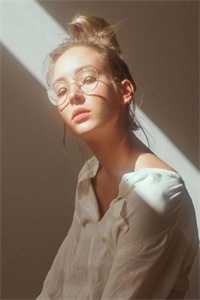 万人嫌孤儿被知青女友退婚后，她疯了(顾思思柳轩秦)在线免费小说_最新完本小说万人嫌孤儿被知青女友退婚后，她疯了顾思思柳轩秦