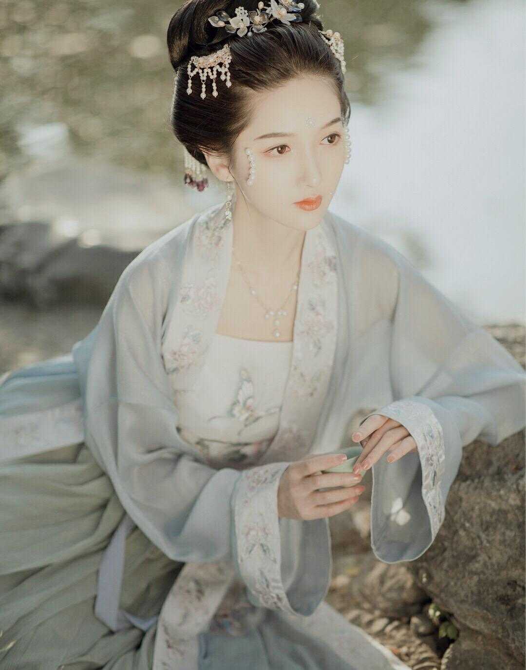 拍卖会上被群嘲后，我霸气点亮天灯沈重杨吱吱免费小说在线阅读_热门小说免费阅读拍卖会上被群嘲后，我霸气点亮天灯(沈重杨吱吱)