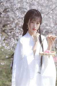 和闺蜜一起穿书，却被反派缠上了