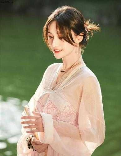 男生球服里面还穿了件体